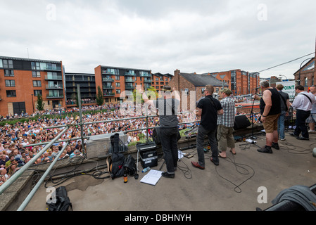 Fascia giocare sulla parte superiore del tetto con grande folla di persone che guardano a Sheffield tracciafile festival South Yorkshire Inghilterra Foto Stock