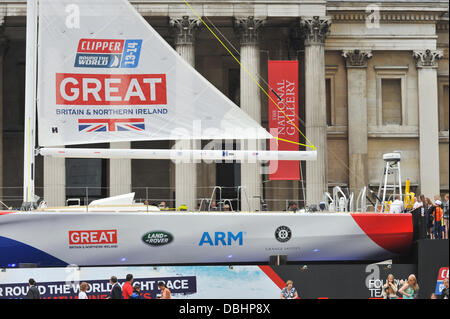 Trafalgar Square, Londra, Regno Unito. Il 31 luglio 2013. Il clipper ship si siede di fronte alla Galleria Nazionale di promuovere la Clipper Round the World Race Credit: Matteo Chattle/Alamy Live News Foto Stock