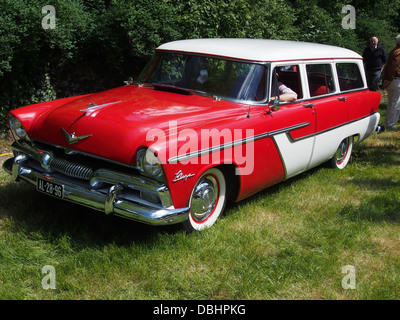 La Plymouth Plaza del 1955 è una classica auto americana, nota per il suo design distintivo e il suo posto nella storia dell'automobile. È spesso presente in fiere di auto d'epoca e ha un seguito fedele di appassionati di auto d'epoca. Foto Stock