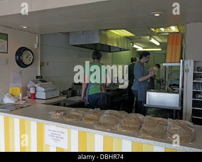 Interno di un tradizionale Stoke / Staffordshire Oatcake shop, con colore giallo brillante facciata. Foto Stock