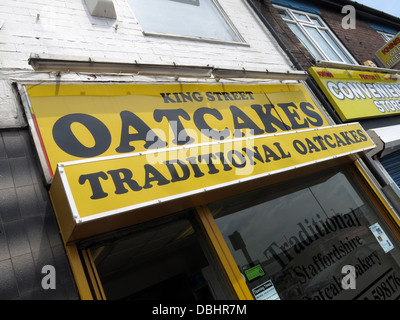 Esterno di un tradizionale Stoke / Staffordshire Oatcake shop, con colore giallo brillante facciata. Foto Stock