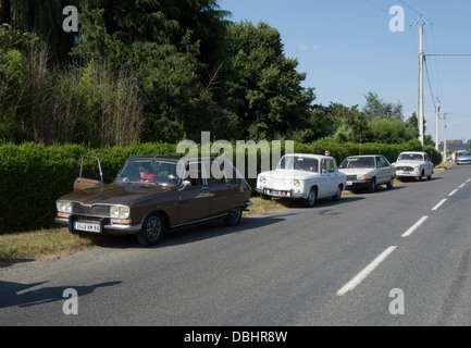 Classic Renault automobili parcheggiate sul bordo della strada Foto Stock