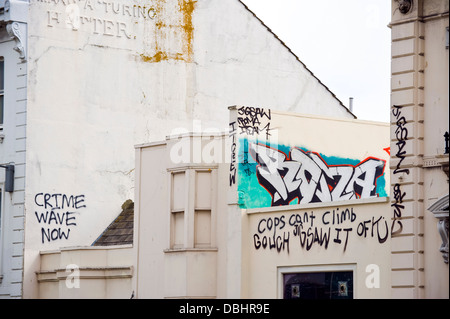 Grafitti sulla parete laterale della costruzione in North Laine area di Brighton East Sussex England Regno Unito Foto Stock