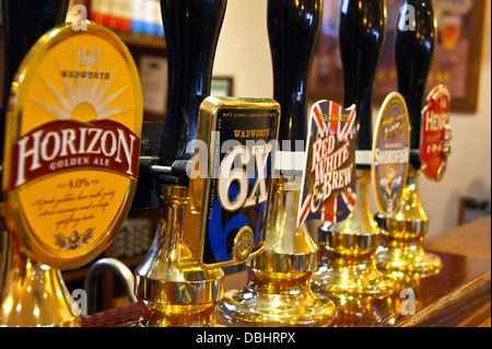 Wadworth di Devizes real ale handpumps e le graffe della pompa su un pub bar Foto Stock