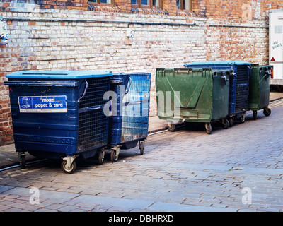 Contenitori per rifiuti Salta cestino cassonetti in una strada laterale in ciottoli di York, UK. Foto Stock