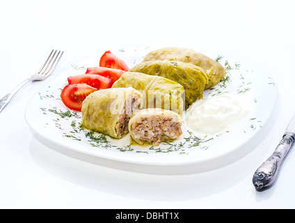 Farcite le foglie di cavolo con carne e riso e panna acida Foto Stock