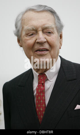 Berthold Beitz, presidente del consiglio di fondazione di Alfried Krupp von Bohlen e Halbach Foundation, raffigurato nel nuovo edificio del Museo Folkwang di Essen, Germania, 11 novembre 2009. L'interno del museo è stato terminato alcuni giorni fa. Il lavoro deve essere ancora fatto a strutture esterne prima dell'apertura ufficiale alla fine di gennaio 2010. Il Alfried Krupp von Bohlen e Halbach Fondazione finanziata la costruzione che hanno un costo di 55 milioni di euro. Foto: Julian Stratenschulte Foto Stock