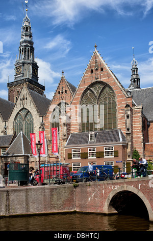 Oude Kerk (Vecchia chiesa) in Olanda, Amsterdam, Paesi Bassi. Foto Stock