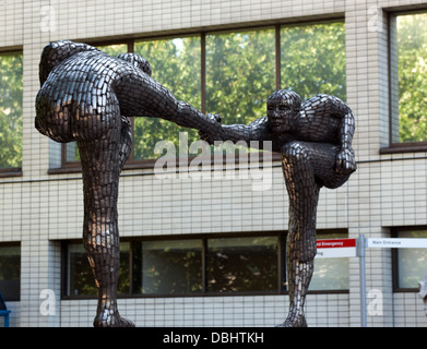 Attraversare il divario, una scultura da Rick Kirby presso il St Thomas Hospital, Lambeth, Londra. Foto Stock
