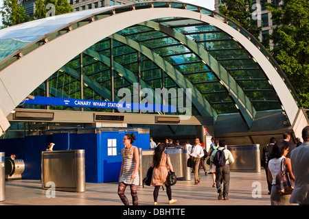 Ingresso al Canary Wharf stazione sulla Jubilee Line della metropolitana di Londra Foto Stock