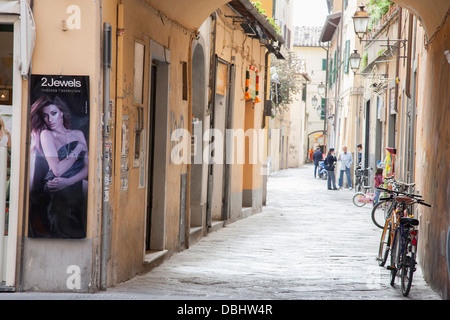 Strada laterale fuori Corso Italia, Pisa; Italia; L'Europa Foto Stock