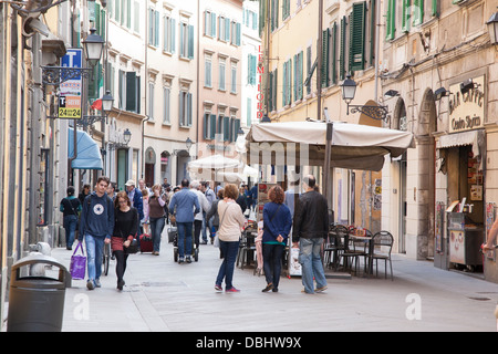 Le persone e i negozi di Corso Italia; Pisa; Italia Foto Stock