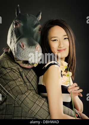 Ippopotamo e bella donna asiatica con lunghi capelli scuri pongono per homecoming / senior prom foto Foto Stock