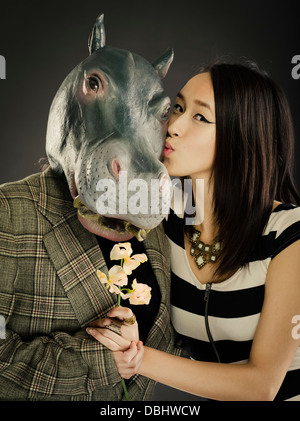 Ippopotamo e bella donna asiatica con lunghi capelli scuri pongono per homecoming / senior prom foto Foto Stock