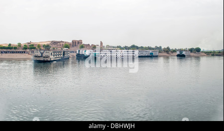 Barche ormeggiate sul Nilo vicino al Tempio di Kom Ombo in Egitto Foto Stock