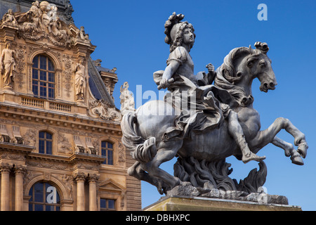 Statua equestre di Luigi XIV al di sotto della architettura del Musee du Louvre, Parigi Francia Foto Stock