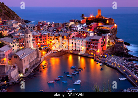 Il tramonto sopra la bellissima città di Vernazza, parte delle Cinque Terre Liguria Italia Foto Stock