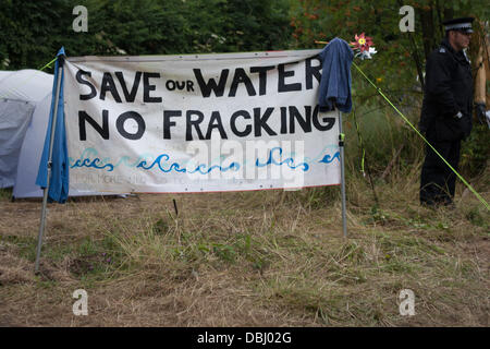 Balcombe, West Sussex, Regno Unito. 31 Luglio, 2013. Banner legge salva la nostra acqua n. fracking' protestare contro Cuadrilla drilling & fracking appena fuori dal villaggio di Balcombe nel West Sussex. Balcombe, West Sussex, Regno Unito. Credito: martyn wheatley/Alamy Live News Foto Stock