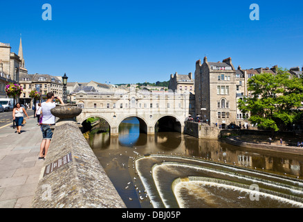 Weir e Pulteney Bridge sul fiume Avon Bath Somerset England Regno Unito GB EU Europe Foto Stock
