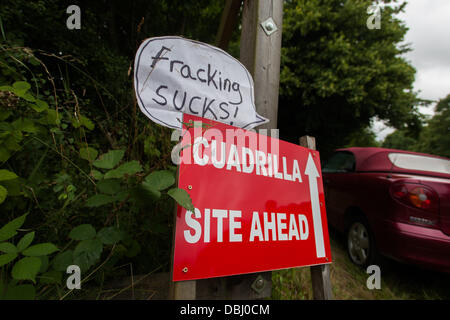 Balcombe, West Sussex, Regno Unito. 31 Luglio, 2013. Sito Cuadrilla segno con fracking aspira aggiunte dai manifestanti. Protesta contro Cuadrilla drilling & fracking appena fuori dal villaggio di Balcombe nel West Sussex. Balcombe, West Sussex, Regno Unito. Credito: martyn wheatley/Alamy Live News Foto Stock