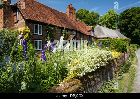 Tradizionalmente un costruito in mattoni rossi e di legno a casa risalente al 1590 con un grazioso giardino cottage, monaci Risborough, Buckinghamshire, Inghilterra Foto Stock