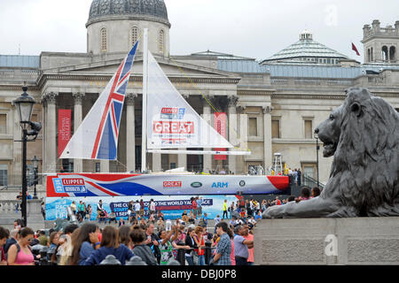 Londra, Regno Unito. Clipper Gran Bretagna in Trafalgar Square a Londra. La barca sarà competere nel 2013-14 Clipper il giro del mondo in barca a vela Credito: JOHNNY ARMSTEAD/Alamy Live News Foto Stock