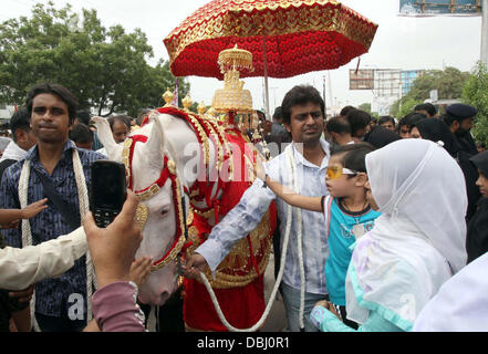 Musulmani sciiti lutto toccare Zuljanah rispettosamente durante il lutto processione in connessione di Youm-e-Ali (A.S), il martirio giorno di Hazrat Ali (A.S), durante il Youm-e-Ali (COME) Processione in Karachi Mercoledì, 31 luglio 2013. Il paese sta osservando Youm-e-Ali (A.S), come autorità di perseguimento penale sono rispettando strette misure di sicurezza per scongiurare qualsiasi indesiderato situazione in qualsiasi parte del paese. Foto Stock