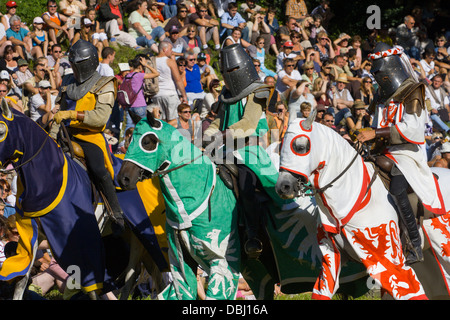 Cavalieri in armatura a cavallo in francese Fayre medievale Foto Stock