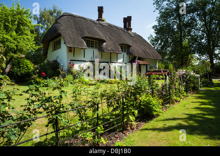 Un pittoresco cottage con il tetto di paglia nel piccolo villaggio di chilterns di Horsenden vicino a Princes Risborough, Buckinghamshire, Inghilterra Foto Stock