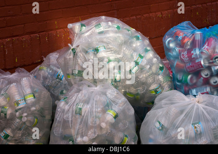 Le bottiglie di plastica e lattine di alluminio raccolti per il deposito prezzo in NYC Foto Stock