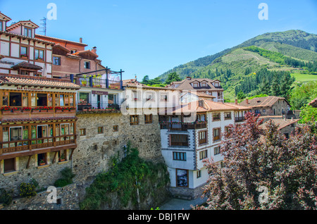 Potes medievale con vista cielo blu Foto Stock