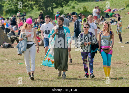 Glastonbury Festival 2013 Regno Unito - un gruppo di amici a piedi dal loro sito campeggio all'arena principale Foto Stock