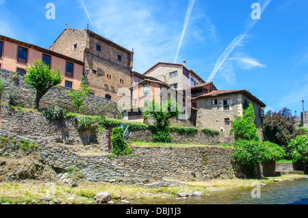 Potes medievale con vista cielo blu Foto Stock