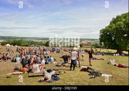 Glastonbury Festival 2013 Regno Unito - festaioli di relax presso le pietre permanente Foto Stock