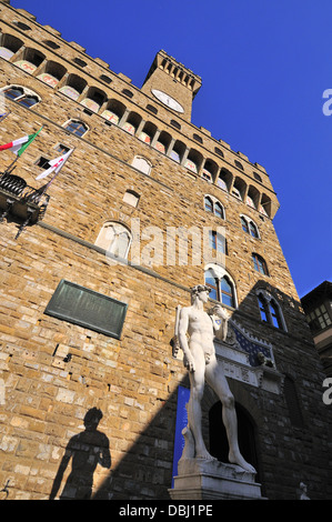 Il David di Michelangelo replica in piedi nella posizione originale del David, di fronte al Palazzo Vecchio di Firenze Foto Stock