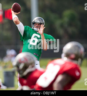 Tampa, Florida, Stati Uniti d'America. 31 Luglio, 2013. Sarà VRAGOVIC | Orari .Dan Orlovsky (6) cerca di passare durante il Tampa Bay Buccaneers training camp a uno Buc luogo mercoledì 31 luglio, 2013. Credito: Sarà Vragovic/Tampa Bay volte/ZUMAPRESS.com/Alamy Live News Foto Stock