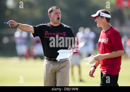 Tampa, Florida, Stati Uniti d'America. 31 Luglio, 2013. Sarà VRAGOVIC | Orari .Buccaneers head coach Greg Schiano durante il Tampa Bay Buccaneers training camp a uno Buc luogo mercoledì 31 luglio, 2013. Credito: Sarà Vragovic/Tampa Bay volte/ZUMAPRESS.com/Alamy Live News Foto Stock