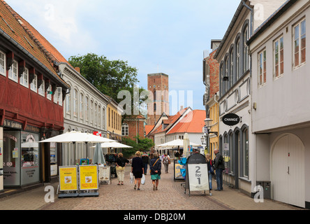 Ristorante pizzeria e negozi in zona pedonale principale strada di ciottoli nel centro storico della città. Overdamme, Ribe, Jutland, Danimarca Foto Stock