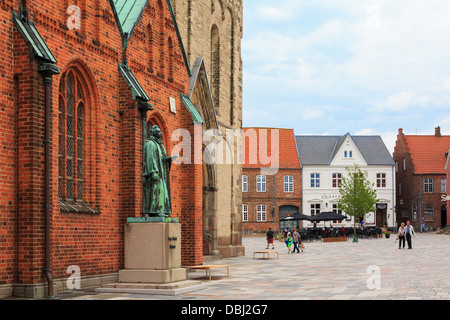 Nostra Signora Maria Cattedrale (Vor Frue Maria Domkirke) nella piazza della città vecchia. Torvet, Ribe, Jutland, Danimarca e Scandinavia Foto Stock