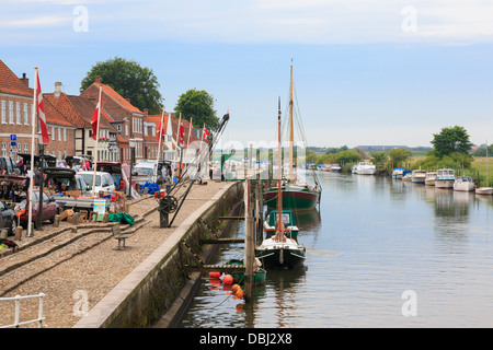 Barche ormeggiate lungo il fiume Ribe nella più antica città danese di Ribe, South West Jutland, Danimarca e Scandinavia Foto Stock