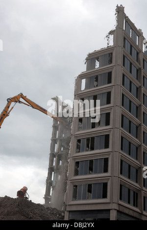 Demolizione di 60's calcestruzzo blocco ufficio centrale, Dundee, Scotland, Regno Unito. Foto Stock