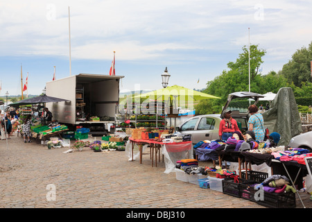 Street Market e il bagagliaio della vettura in vendita in Ribe, South West Jutland, Danimarca e Scandinavia Foto Stock