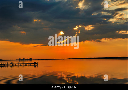 I riflessi del tramonto sul Lago Steinhuder am Meer in Germania. Foto Stock