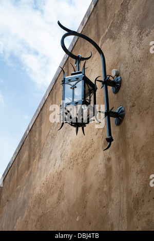 Vecchia Lanterna di metallo sulla parete vicino a palace nel Principato di Monaco Foto Stock