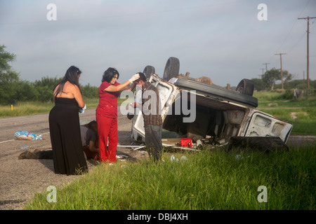 Falfurrias, Texas - Un van holding 26 clandestini dall America Centrale ribaltata sul Texas Highway 285. Foto Stock