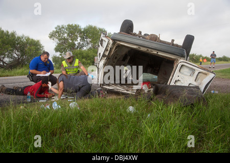 Falfurrias, Texas - Un van holding 26 clandestini dall America Centrale ribaltata sul Texas Highway 285. Foto Stock