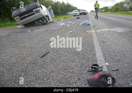 Falfurrias, Texas - Un van holding 26 clandestini dall America Centrale ribaltata sul Texas Highway 285. Foto Stock