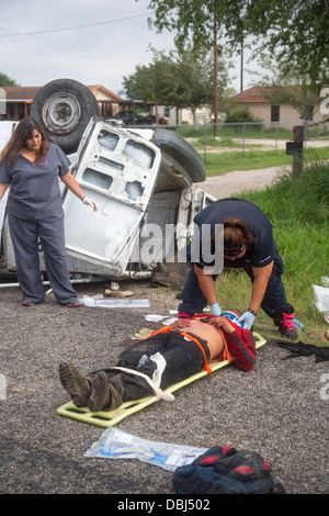 Falfurrias, Texas - Un van holding 26 clandestini dall America Centrale ribaltata sul Texas Highway 285. Foto Stock