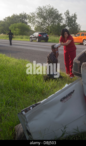 Falfurrias, Texas - Un van holding 26 clandestini dall America Centrale ribaltata sul Texas Highway 285. Foto Stock