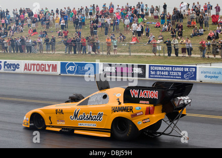 Jason Phelps aziona la amplificazione Marshall Mustang Funny auto a Santa Pod Raceway Foto Stock